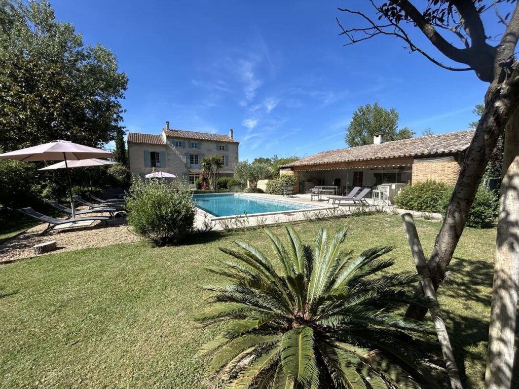 vue du mas et son environnement, piscine et jardin